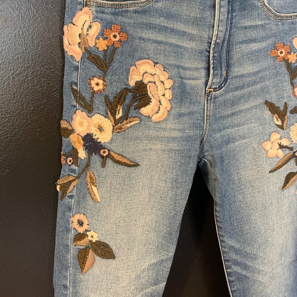 DONATED: Abercrombie High Rise Embroidered Skinny Jean, 0S/25W - Picture 3 of 5